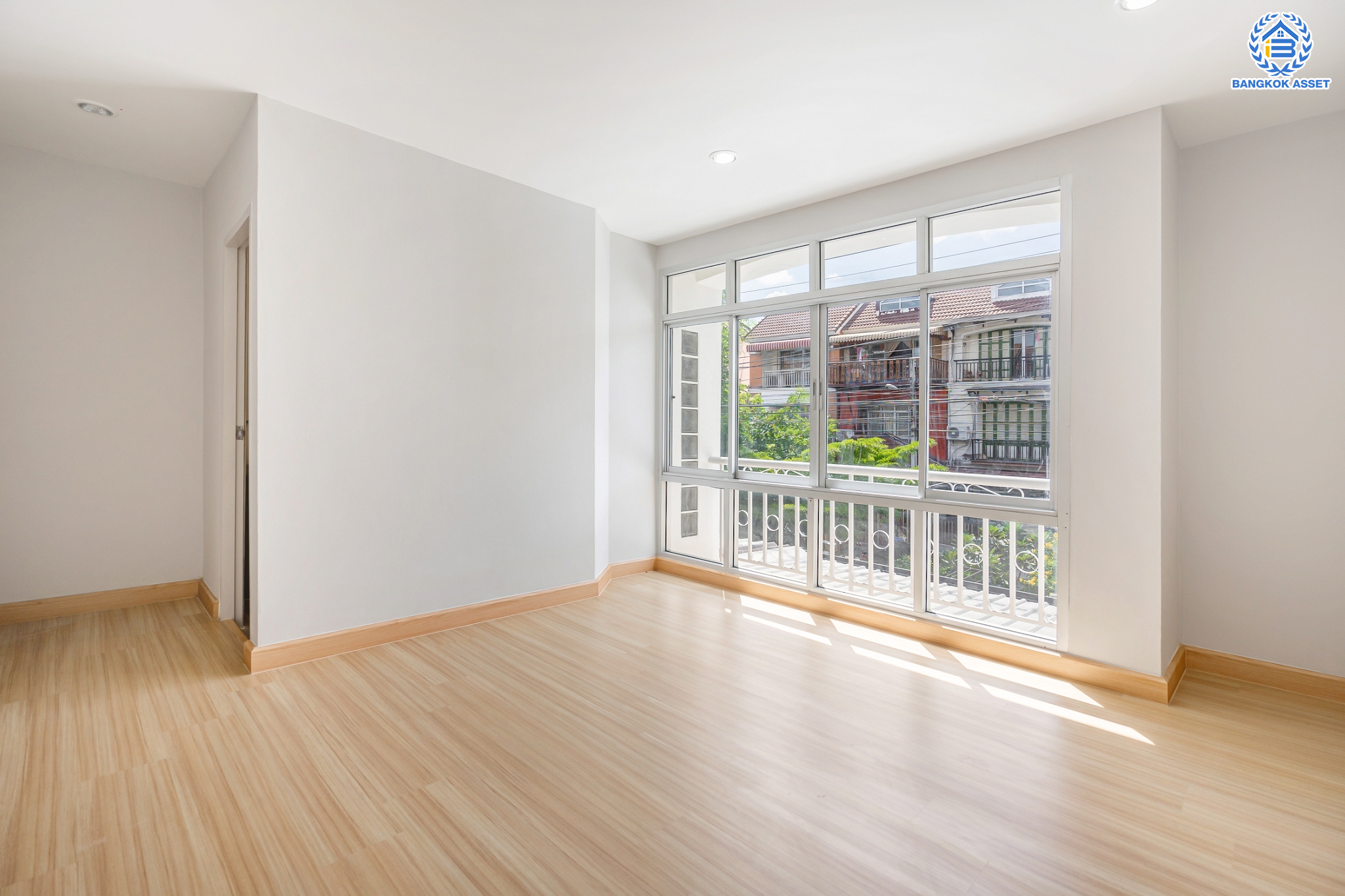 บ้านมือสองตกแต่งใหม่ ม.โรยัลสายไหมวิลเลจ สายไหม ทาวน์โฮม 3 ชั้น เนื้อที่ 20 ตร.ว. ฟังก์ชัน 3 ห้องนอน 4 ห้องน้ำ จอดรถได้ 1 คัน บนทำเลเชื่อมต่อหลายเส้นทาง ถ.รามอินทรา, ถ.สายไหม, ถ.พหลโยธิน, ถ.ลำลูกกา, ถ.สุขาภิบาล5 ใกล้สนามบินดอนเมือง ทางด่วน "รามอินทรา" และรถไฟฟ้าสายสีเขียว "สถานีแยกคปอ."